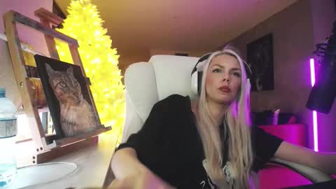 Snapshot of tinykylie chatting on 02.10.26 stage Kylie Sinner brand CLITBAIT online show from 02.10.26