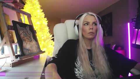 Snapshot of tinykylie chatting on 02.20.26 stage Kylie Sinner brand CLITBAIT online show from 02.20.26