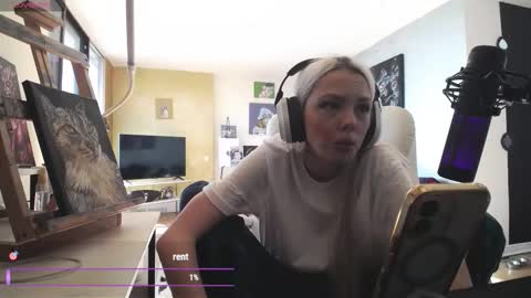 Snapshot of tinykylie chatting on 03.02.26 stage Kylie Sinner brand CLITBAIT online show from 03.02.26