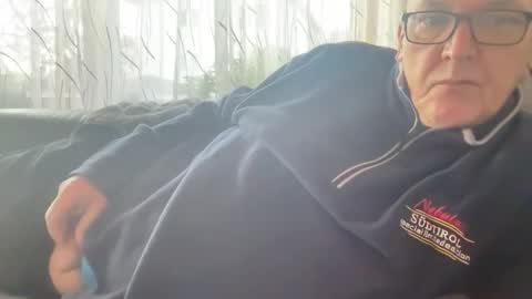 Snapshot of tom6644 chatting on 11.23.25 Tom online show from 11.23.25