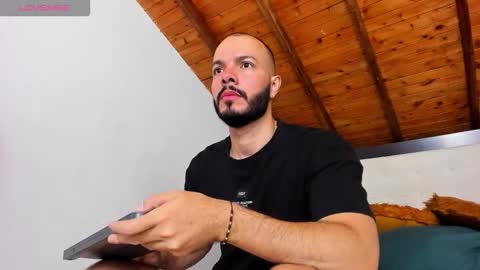 Snapshot of tom_bailey_ chatting on 09.17.25 online show from 09.17.25