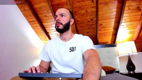 Snapshot of tom_bailey_ chatting on 11.01.25 online show from 11.01.25