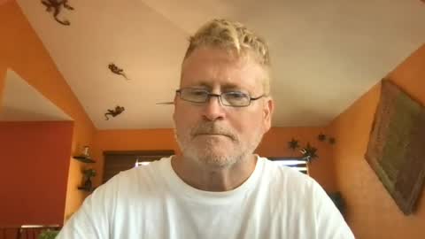 Snapshot of tomascausa chatting on 06.25.26 Hola online show from 06.25.26
