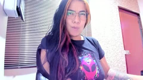 Snapshot of torres_karla chatting on 11.05.25 karla online show from 11.05.25