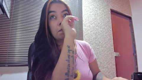 Snapshot of torres_karla chatting on 11.08.25 karla online show from 11.08.25