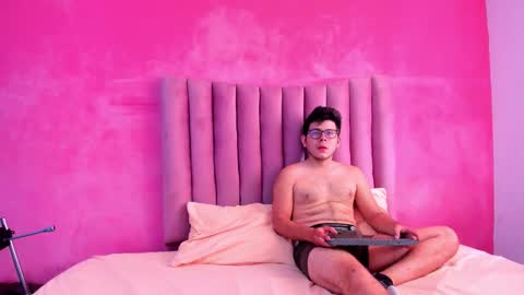 Snapshot of toxiclove01 chatting on 12.16.25 toxiclove01 online show from 12.16.25