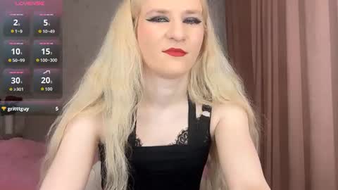 Snapshot of traceeorellama chatting on 06.16.26 Tracy online show from 06.16.26