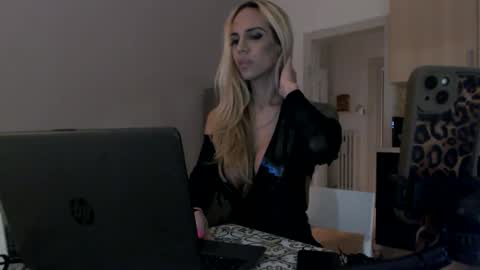 Snapshot of transexy8 chatting on 12.20.25 transexy8 online show from 12.20.25