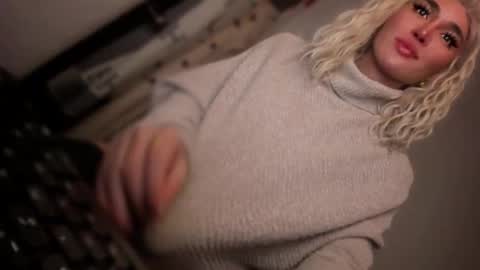 Snapshot of transnextdoor_ chatting on 11.05.25 ALMIGHTY GODDESS VALENTINA online show from 11.05.25