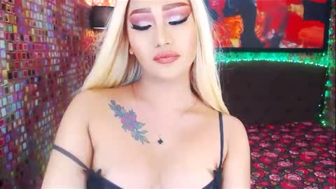 Snapshot of transplayfullolivia chatting on 02.05.25 KYLIE BELLA  TS online show from 02.05.25