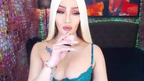 Snapshot of transplayfullolivia chatting on 02.17.25 KYLIE BELLA  TS online show from 02.17.25