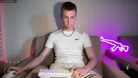 Snapshot of travis_gracile chatting on 06.18.26 Travis online show from 06.18.26