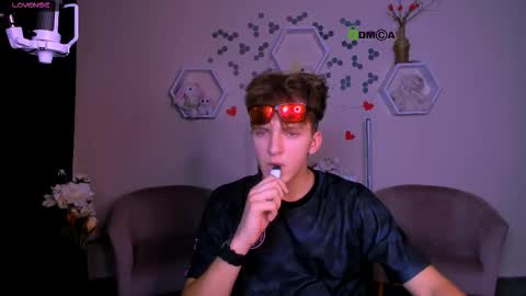 Snapshot of travis_wolf_ chatting on 09.22.25 Travis online show from 09.22.25