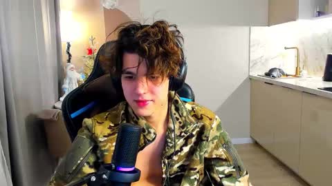 Snapshot of travisrivas chatting on 12.04.25 travisrivas online show from 12.04.25