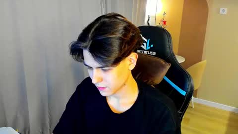 Snapshot of travisrivas chatting on 12.19.25 travisrivas online show from 12.19.25