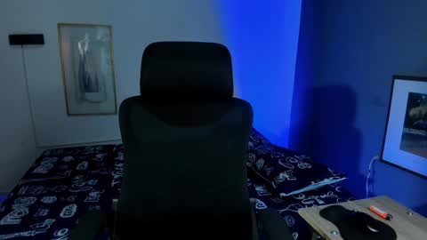 TRAV - INDEPENDENT MODEL online show from 11.23.25