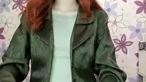 Snapshot of trinhposter chatting on 12.17.25 Cate online show from 12.17.25