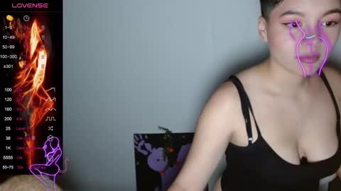 Snapshot of trixie_tangg chatting on 02.14.25 Kitty online show from 02.14.25