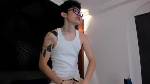 Snapshot of troy_rouge chatting on 03.12.25 Troy online show from 03.12.25