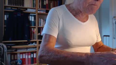 Snapshot of tubaist chatting on 01.09.25 FINN but call me NANNA online show from 01.09.25