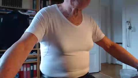 Snapshot of tubaist chatting on 02.05.25 FINN but call me NANNA online show from 02.05.25