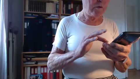 Snapshot of tubaist chatting on 02.12.25 FINN but call me NANNA online show from 02.12.25