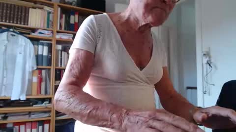 Snapshot of tubaist chatting on 09.10.25 FINN but call me NANNA online show from 09.10.25