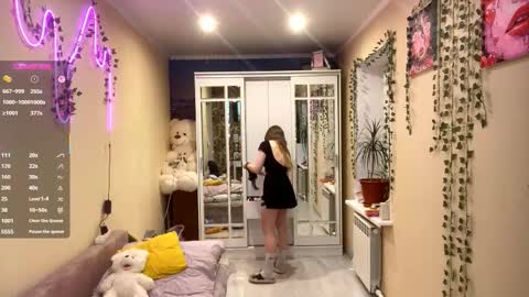 Snapshot of twandalazzar chatting on 02.04.26 Emily online show from 02.04.26