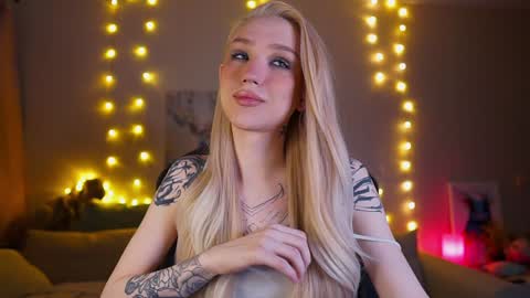 Snapshot of twiinkie_pie chatting on 02.04.25 Maria 3 online show from 02.04.25