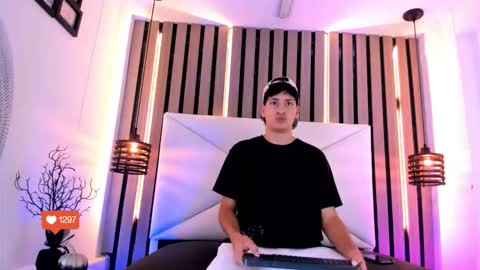 Snapshot of twink_bunny chatting on 11.09.25 samu online show from 11.09.25