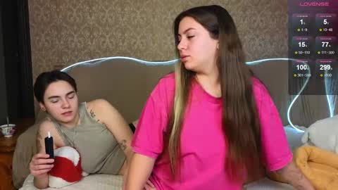 Snapshot of twobabesweet chatting on 01.10.25 Welcome guys We Lili and Vic PVT open online show from 01.10.25