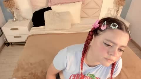 Twiggy online show from 02.24.26