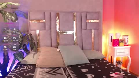 Snapshot of tyla_ks chatting on 09.17.25 tyla_ks online show from 09.17.25