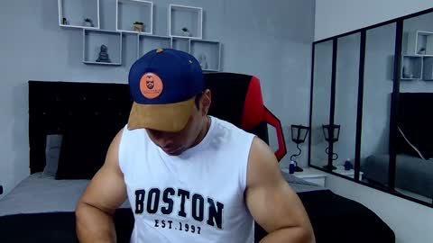 Snapshot of tyler_hank1 chatting on 02.01.25 tyler_hank1 online show from 02.01.25