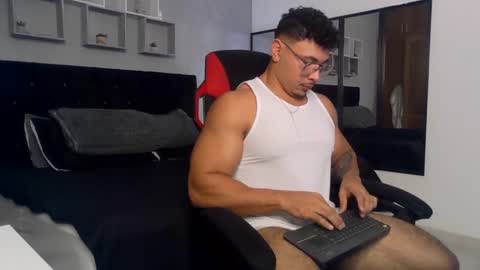 Snapshot of tyler_hank1 chatting on 09.29.25 tyler_hank1 online show from 09.29.25