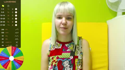 Snapshot of ultra_meow chatting on 11.17.25 Roxy online show from 11.17.25