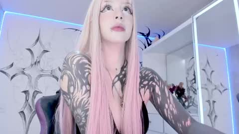 Elle Danielle  online show from 02.19.25