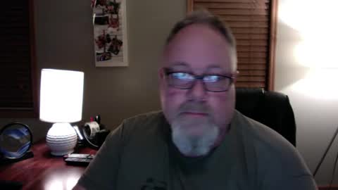 Snapshot of up2later chatting on 01.04.25 up2later online show from 01.04.25