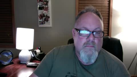 Snapshot of up2later chatting on 01.04.25 up2later online show from 01.04.25