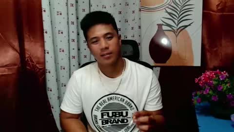 Snapshot of ur_pinoydave chatting on 12.19.24 Dave online show from 12.19.24