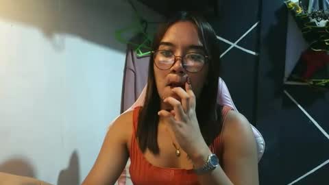 Snapshot of ur_wetwife chatting on 11.17.25 ur_wetwife online show from 11.17.25