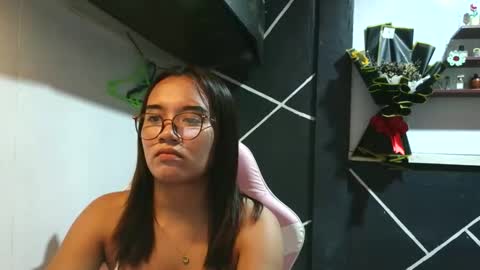 Snapshot of ur_wetwife chatting on 11.19.25 ur_wetwife online show from 11.19.25