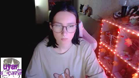 Snapshot of uyar_ chatting on 10.23.25 Cara online show from 10.23.25