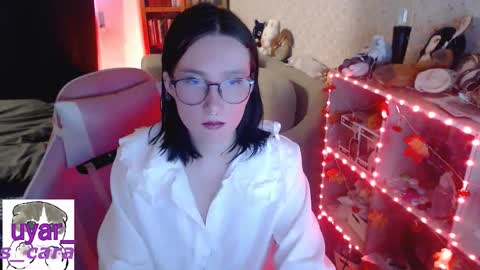 Snapshot of uyar_ chatting on 10.27.25 Cara online show from 10.27.25