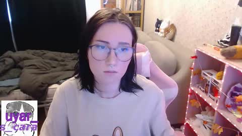 Snapshot of uyar_ chatting on 11.17.25 Cara online show from 11.17.25