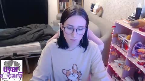 Snapshot of uyar_ chatting on 11.22.25 Cara online show from 11.22.25