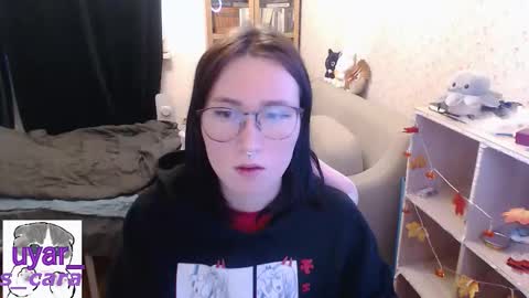 Snapshot of uyar_ chatting on 11.30.25 Cara online show from 11.30.25