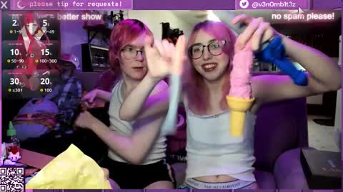 Snapshot of v3n0mb1t3z chatting on 11.05.25 kermit online show from 11.05.25