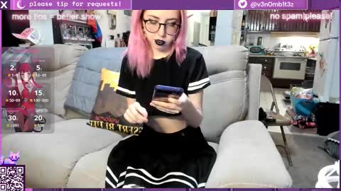 Snapshot of v3n0mb1t3z chatting on 11.08.25 kermit online show from 11.08.25