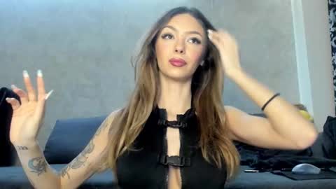 Snapshot of v_deville chatting on 01.19.26 Mia online show from 01.19.26